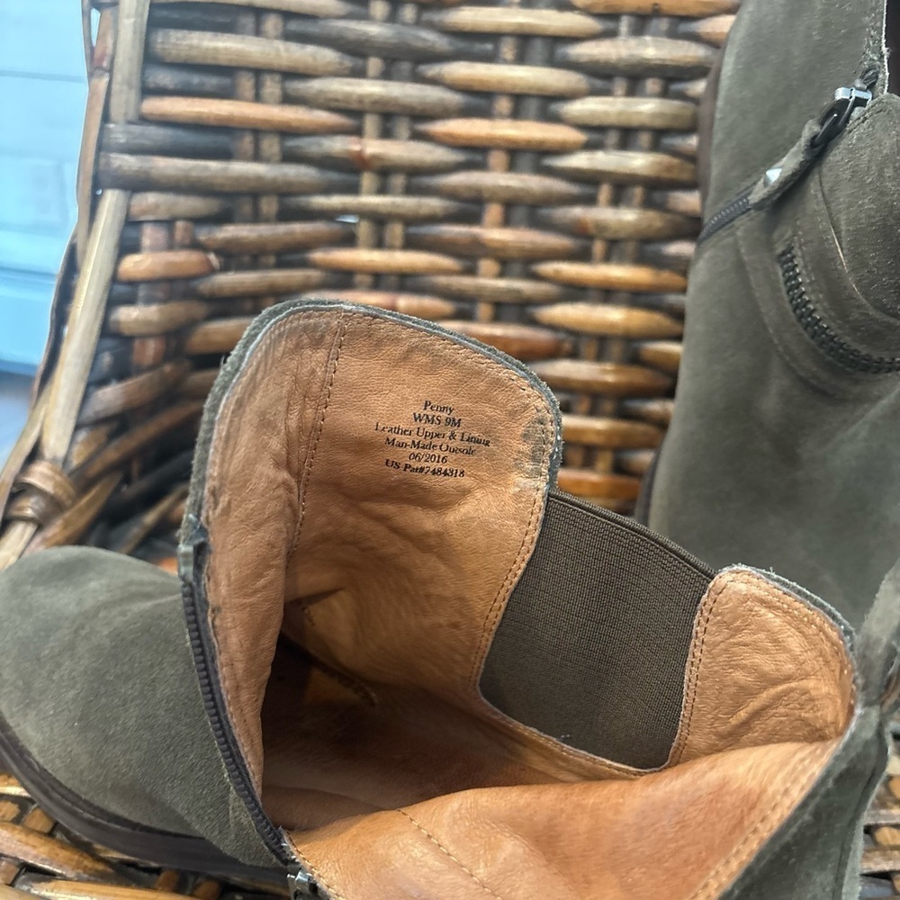 Gentle Souls Kenneth Cole Penny
Ankle Booties Womens Size 9
Olive Leather Zip - Picture 13 of 16